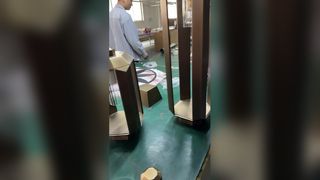 নন স্ট্যান্ডার্ড ইঞ্জিনিয়ারিং সেন্টার হল ডুপ্লেক্স ভিলার জন্য বড় চ্যান্ডেলিয়ার্স