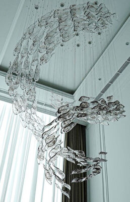 ক্রিয়েটিভ হোটেল লবি ভিলা ভোজের হল ইঞ্জিনিয়ারিং ক্রিস্টাল কাস্টম ল্যাম্প সজ্জা স্পাইরাল গ্লাস পাতার আনুষাঙ্গিক