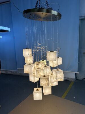 কাস্টমাইজড আধুনিক বিলাসবহুল বর্গক্ষেত্র LED ব্রাস চ্যান্ডেলিয়ার সঙ্গে বড় আলবাস্টার দুল সামঞ্জস্যযোগ্য উচ্চতা লিভিং রুম জন্য