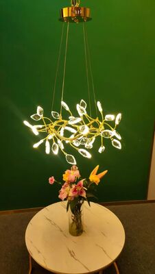 নতুন আধুনিক আলংকারিক ইনডোর লিভিং রুম সিলিং এলইডি পেন্ডেন্ট লাইট লাক্সারি ক্রিস্টাল লিফ ঝাড়বাতি